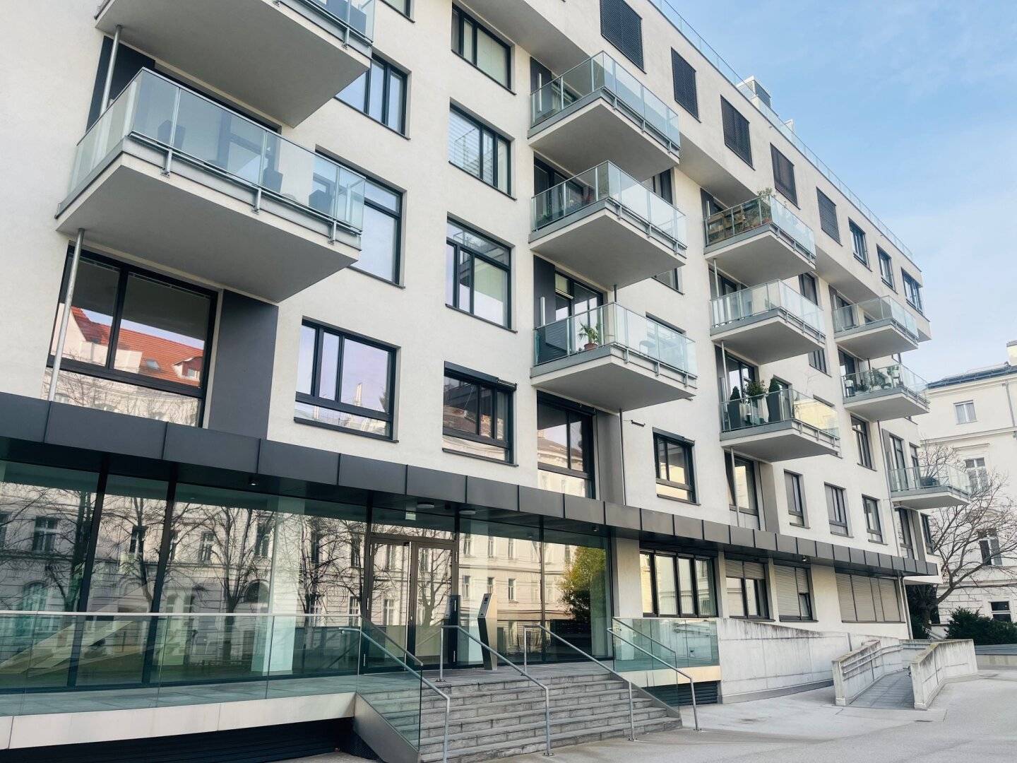 Perfektes, sonniges "Single" Büro mit Grünblick in zentraler Lage - Garagenplatz optional!