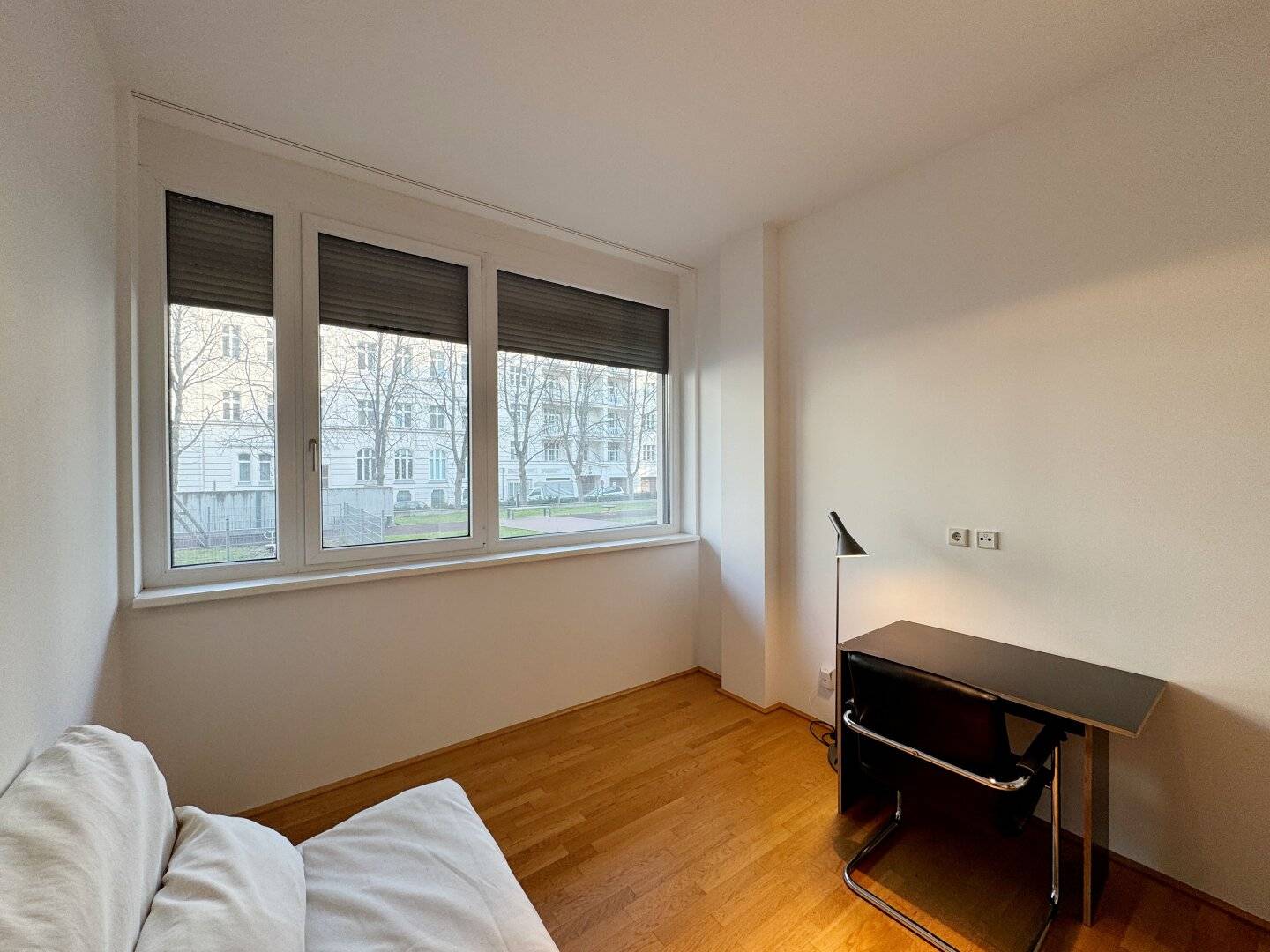 Perfektes, sonniges "Single" Büro mit Grünblick in zentraler Lage - Garagenplatz optional!