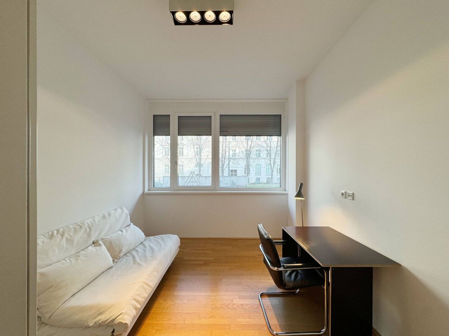Perfektes, sonniges "Single" Büro mit Grünblick in zentraler Lage - Garagenplatz optional!