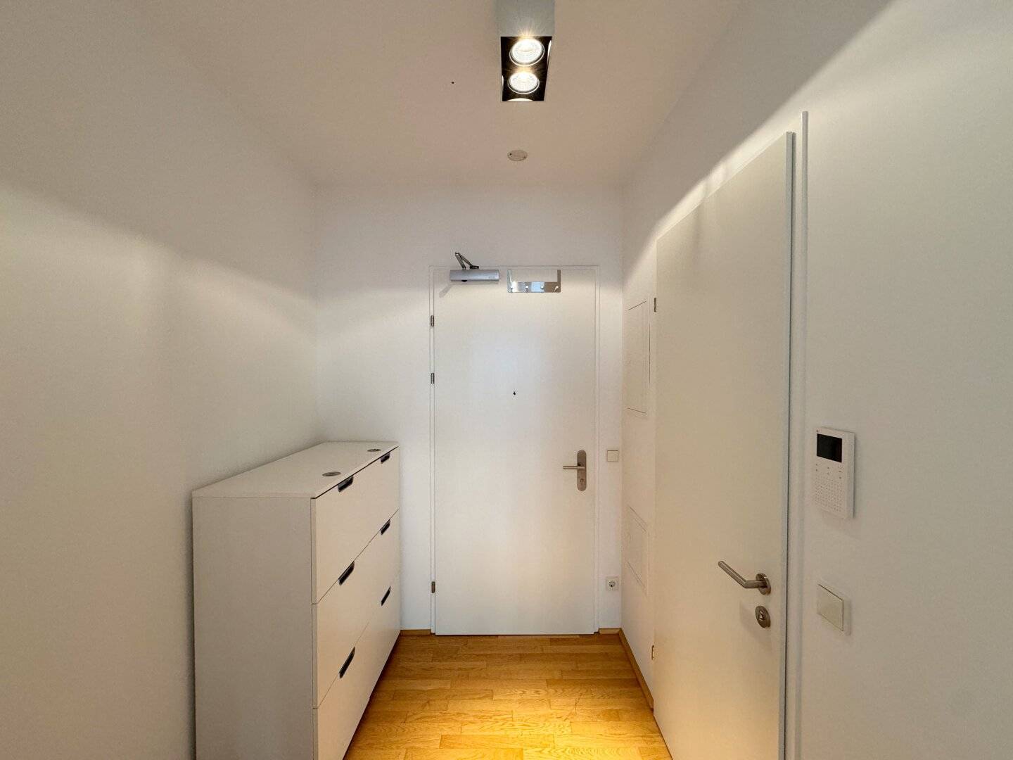 Perfektes, sonniges "Single" Büro mit Grünblick in zentraler Lage - Garagenplatz optional!