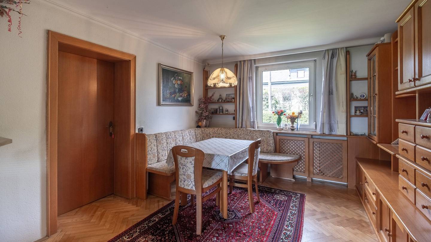 KEFERFELD. GEWINNENDE DOPPELHAUSHÄLFTE MIT GROSSEM GARTEN.