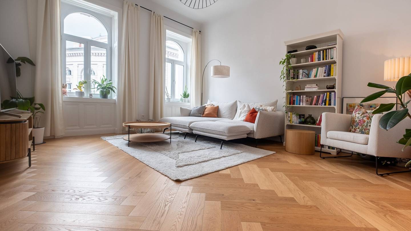 WIEN. CHICE ALTBAUWOHNUNG MIT  KAMIN, THEATERBLICK UND TRAUMHAFTER FASSADE.