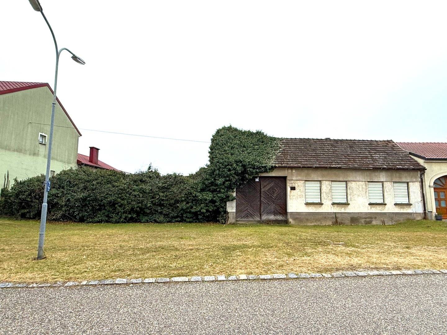 Grundstück mit Entwicklungspotenzial – 2.895 m² Bauland mit 2 Straßenfronten