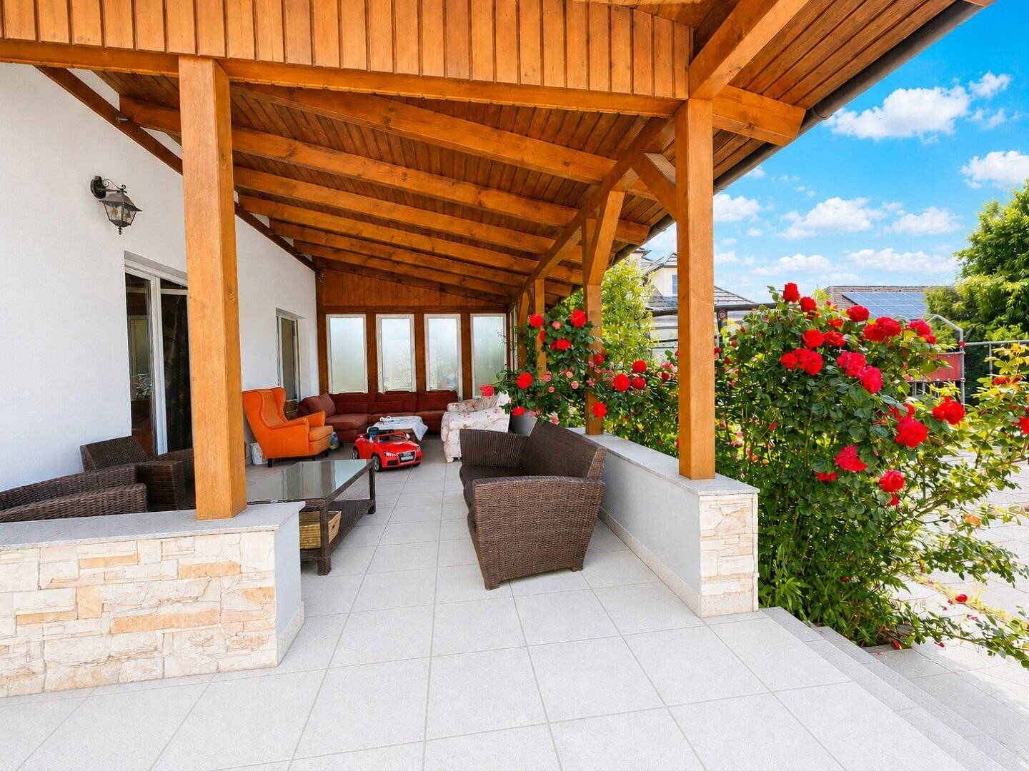 Exklusives Haus mit Resort-Feeling, Keller und Garage – Garten, Pool, Sauna und Wellnessbereich