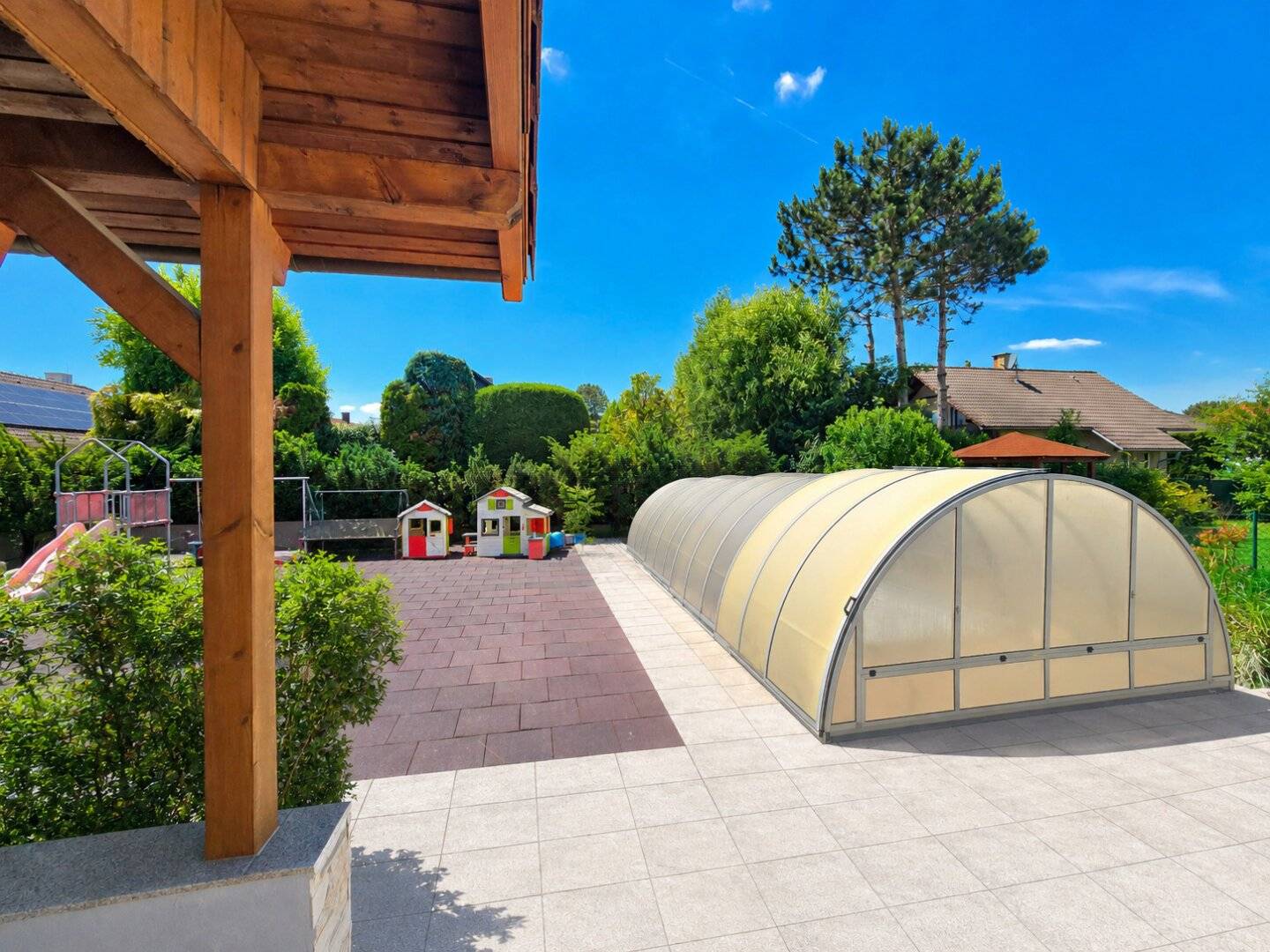 Exklusives Haus mit Resort-Feeling, Keller und Garage – Garten, Pool, Sauna und Wellnessbereich