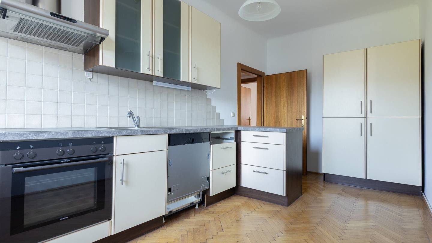 LINZ INNENSTADT. WOHNUNG IM 3. STOCK IN UNMITTELBARER NÄHE ZUR LANDSTRASSE.