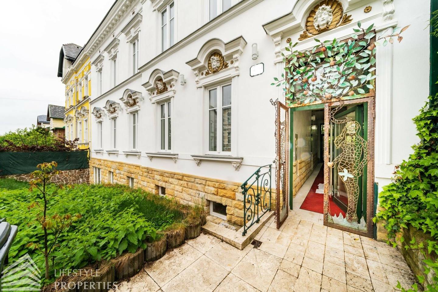 Luxurious twelve room villa with wellness area near Gersthof