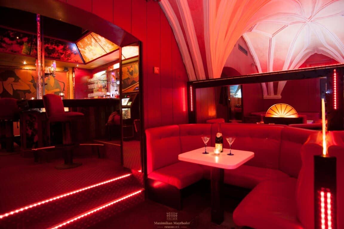 Konzessioniertes Etablissement | Gebäude 1477 | Kreuzgewölbe-Bar | 11 Zimmer | Sofort betriebsbereit | Steyr, OÖ