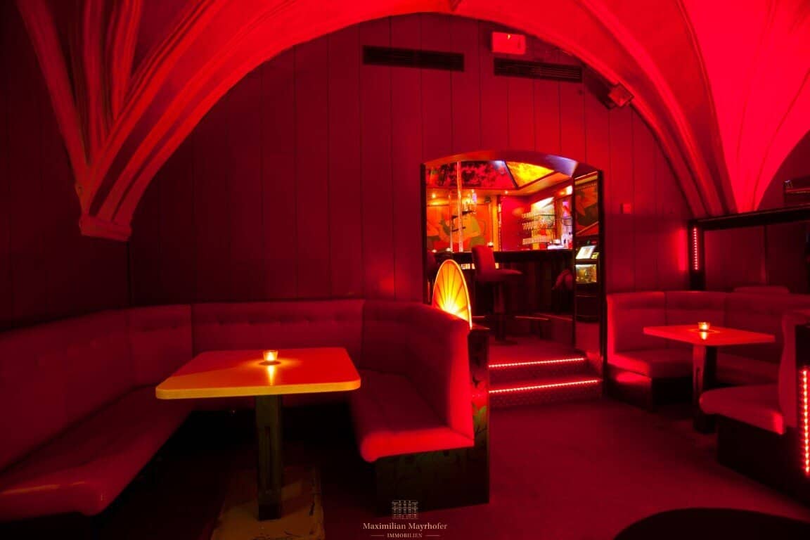 Konzessioniertes Etablissement | Gebäude 1477 | Kreuzgewölbe-Bar | 11 Zimmer | Sofort betriebsbereit | Steyr, OÖ