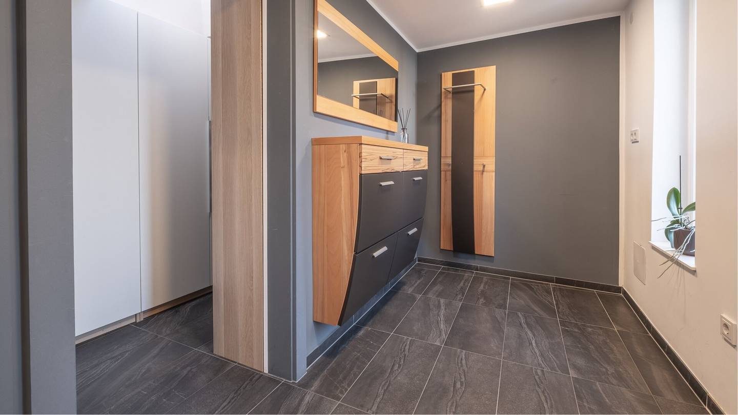 BÜRMOOS. GEPFLEGTES CHARMANTES HAUS MIT MODERNER TECHNIK.