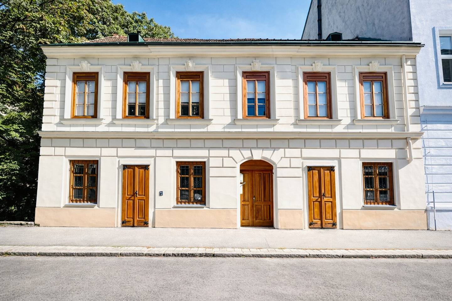 Wiener Stadthaus bei Schönbrunn – Airbnb-Nutzung & attraktives Entwicklungspotenzial mit Baubewilligung