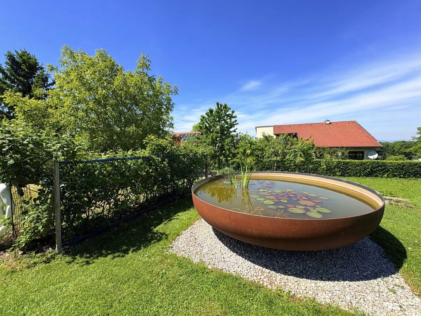 Baugrund 988 m² | Ebene Siedlungslage | Vollbepflanzt mit Pool & Brunnen | Christkindl – unweit Steyr