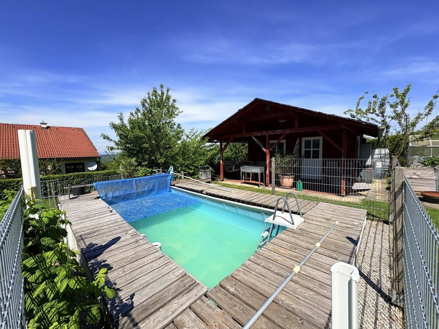 Baugrund 988 m² | Ebene Siedlungslage | Vollbepflanzt mit Pool & Brunnen | Christkindl – unweit Steyr