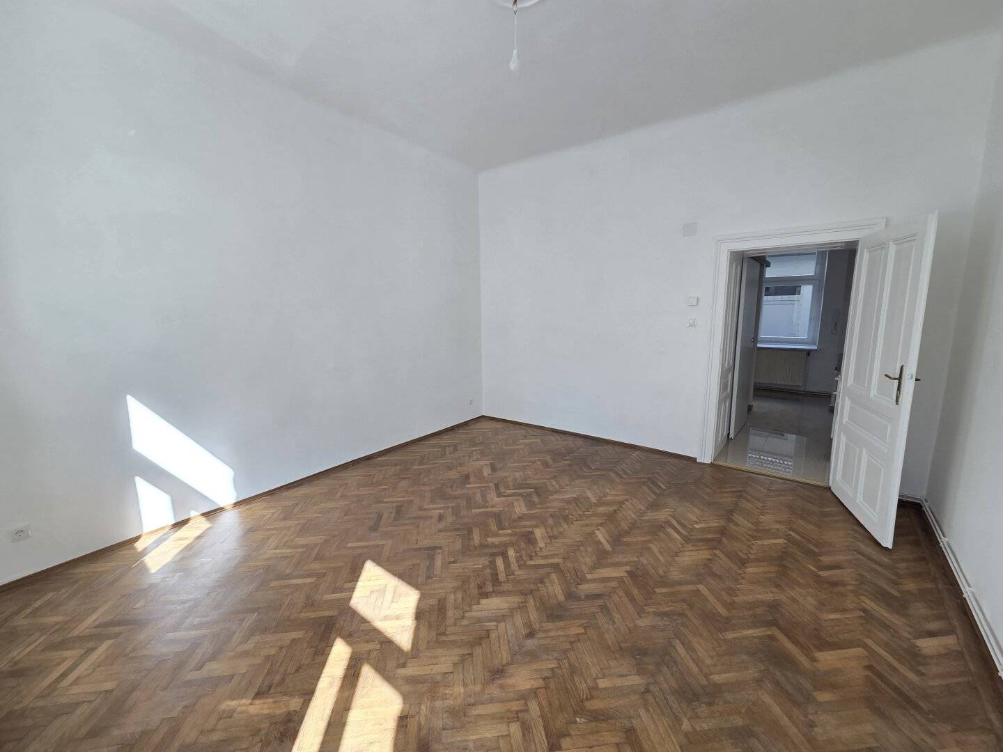 Neu sanierte Büro in Top Lage von Gersthof / Gesamtmiete Inkl. USt. und Betriebskosten € 779,16 p.m.