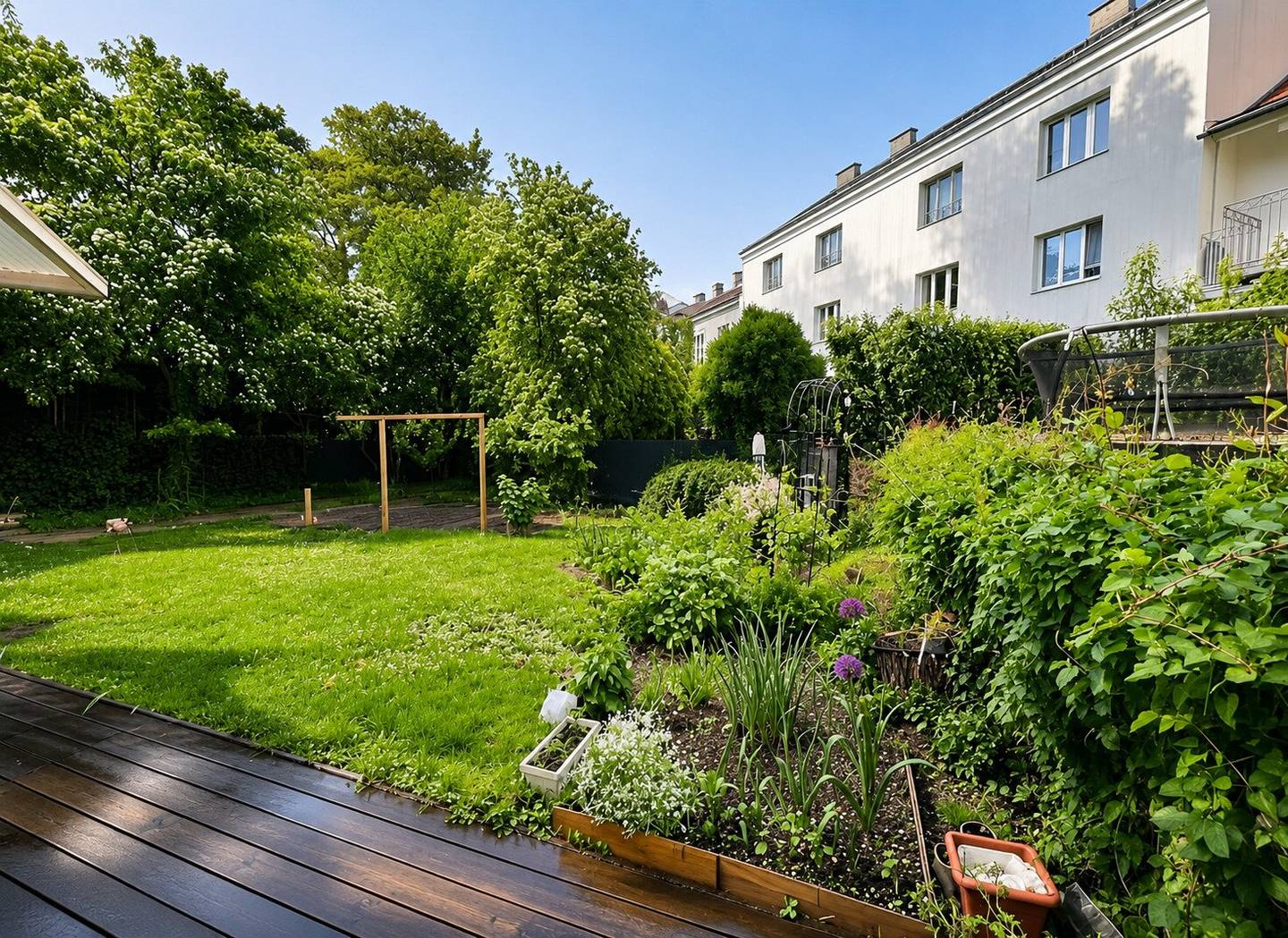 Zinshaus mit privatem Garten und Ausbaupotenzial auf ca. 795 m² WNFL!