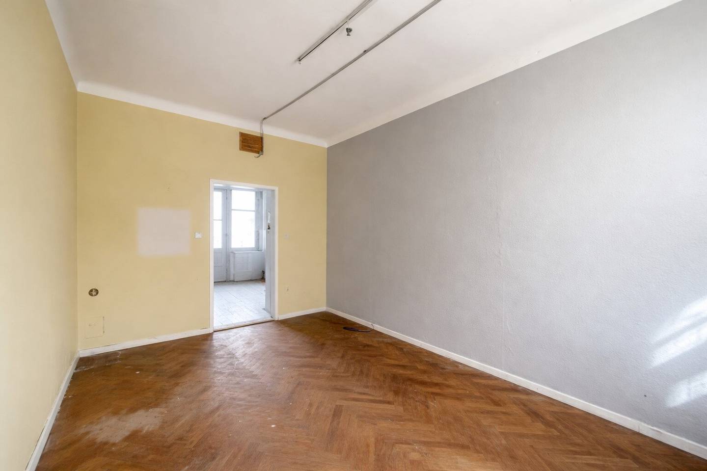 Quiet courtyard location and design potential: old building apartment according to your wishes