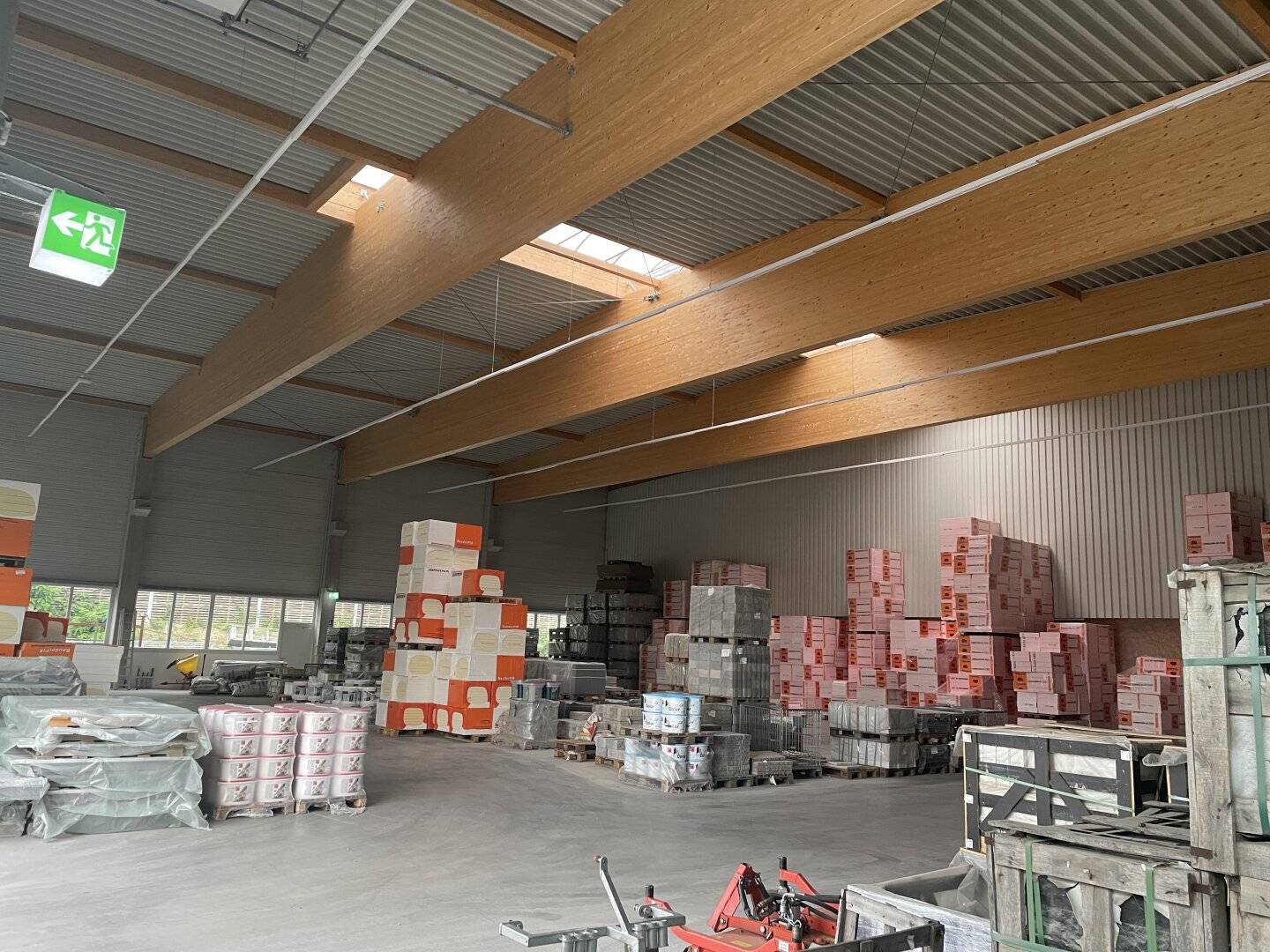 Neuwertige isolierte Lagerhalle zu vermieten