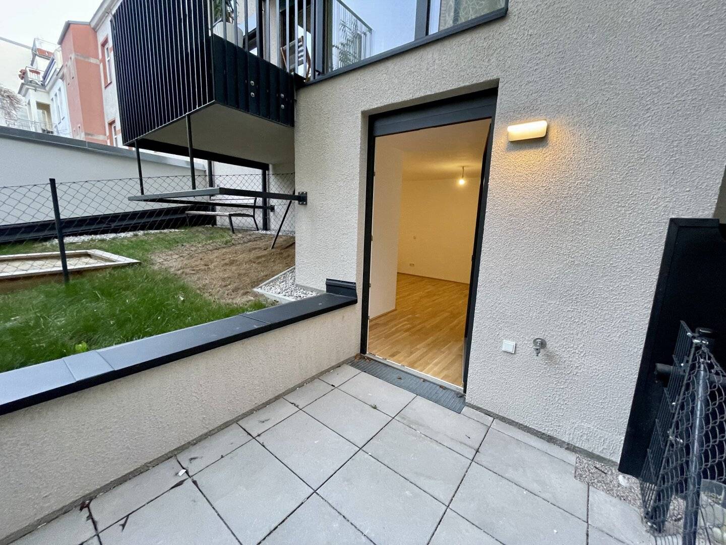 Terrasse zum Innenhof genießen – nahe AKH & U6!