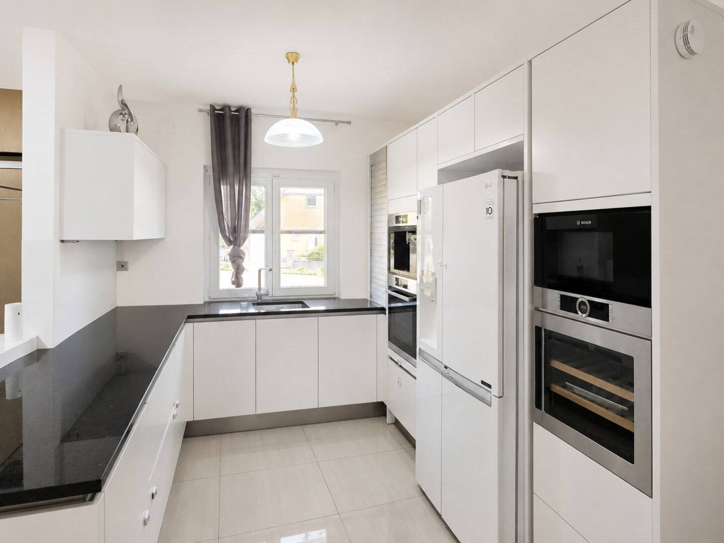 Klimatisiertes Haus mit Keller | 6 Zimmer | 2 Bäder | Pool | Sauna-Wellnessbereich | Garage