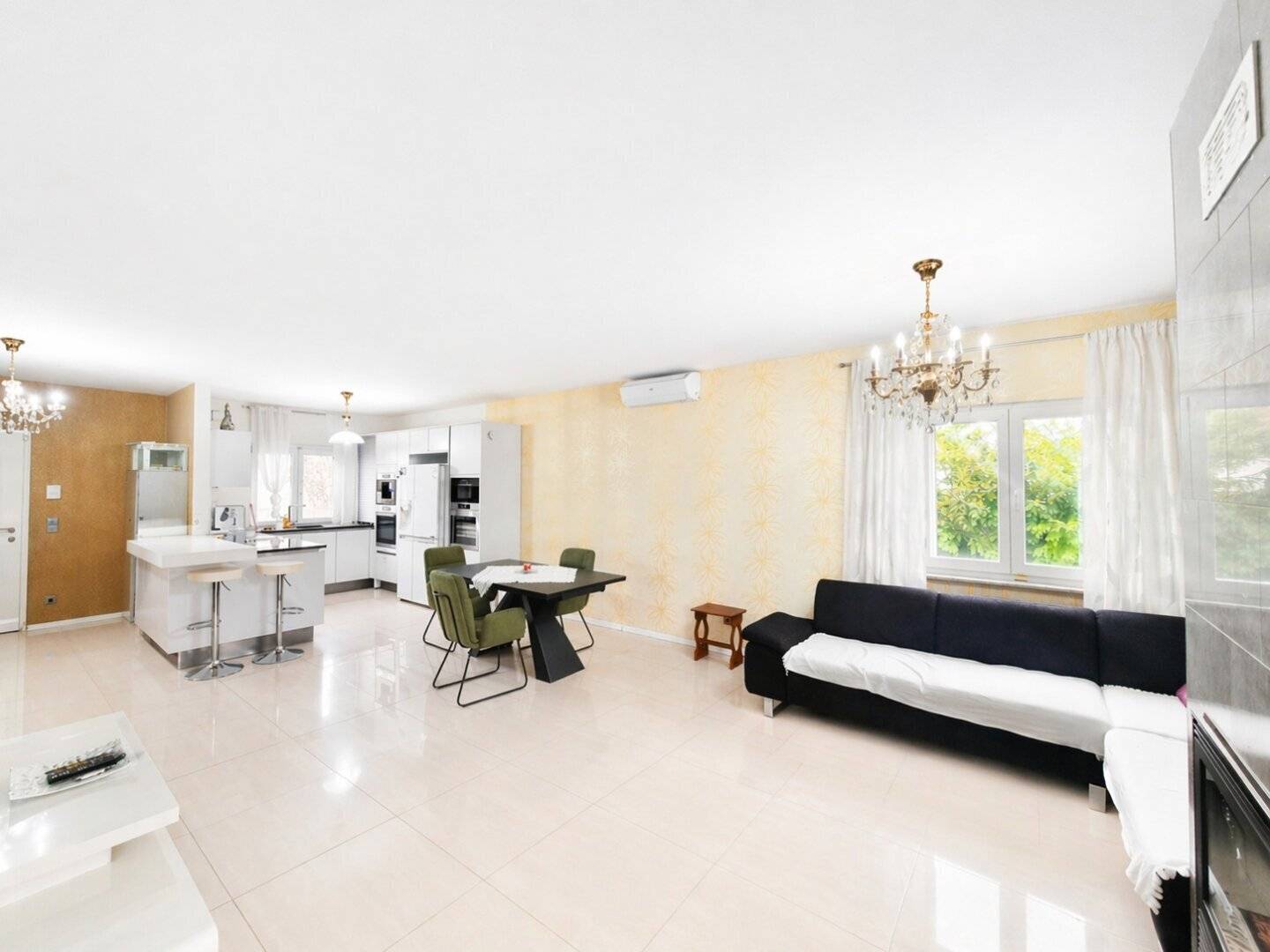 Klimatisiertes Haus mit Keller | 6 Zimmer | 2 Bäder | Pool | Sauna-Wellnessbereich | Garage