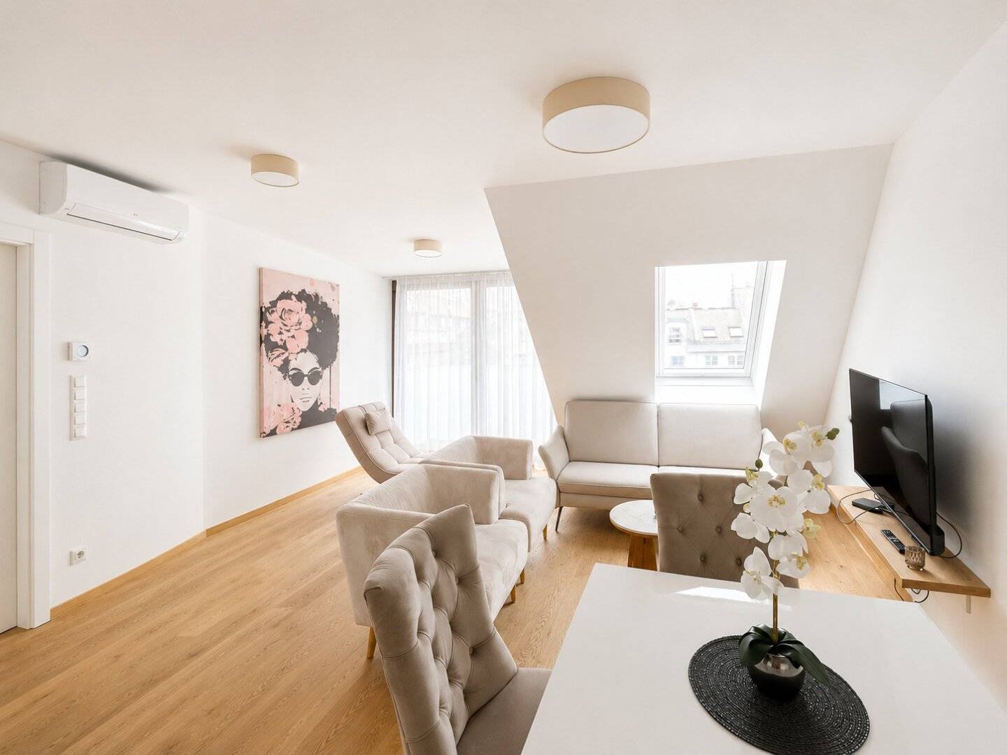 Klimatisierte 3-Zimmer-Dachgeschosswohnung mit hochwertiger Ausstattung & Westbalkon