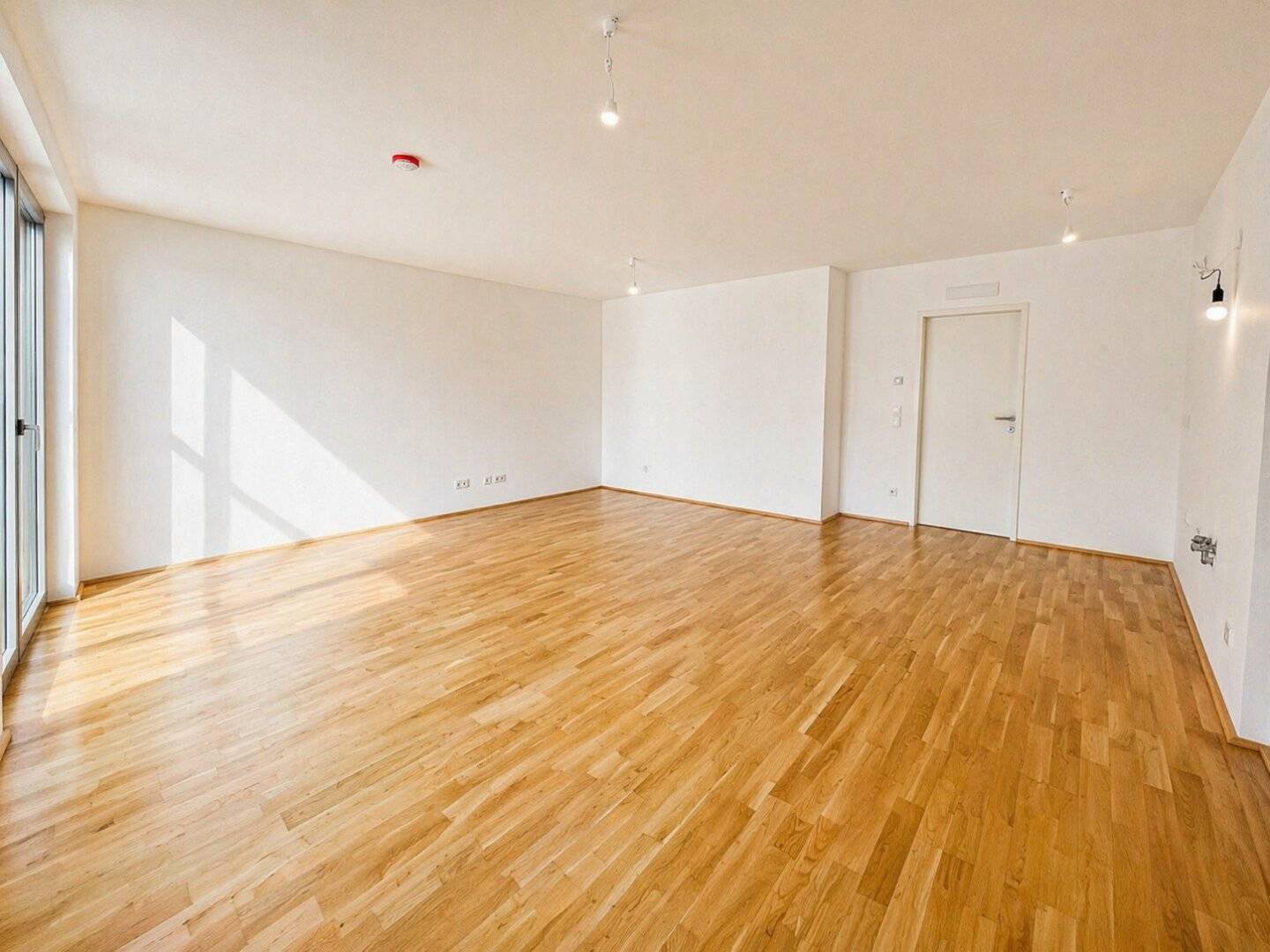 Wohntraum – Großes Wohnzimmer mit Terrasse in ruhiger Seitengasse nahe Mariahilfer Straße!