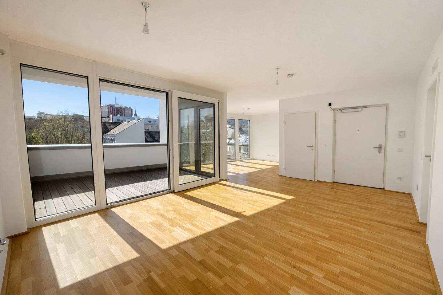 Einzigartige Dachgeschoßwohnung mit spektakulären Freiflächen nahe der Mariahilfer Straße!