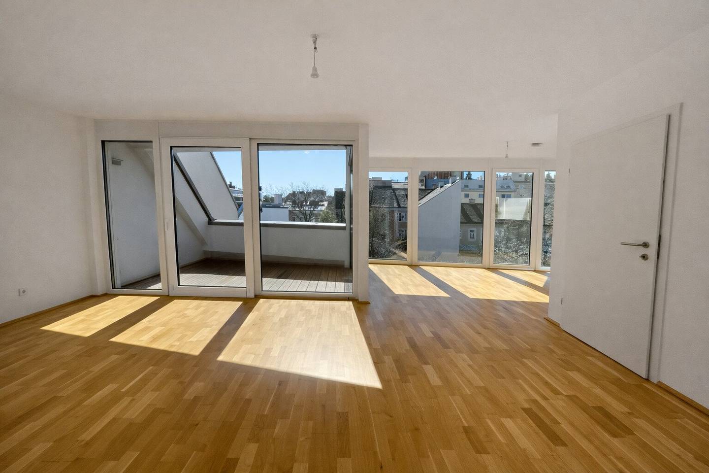 Einzigartige Dachgeschoßwohnung mit spektakulären Freiflächen nahe der Mariahilfer Straße!