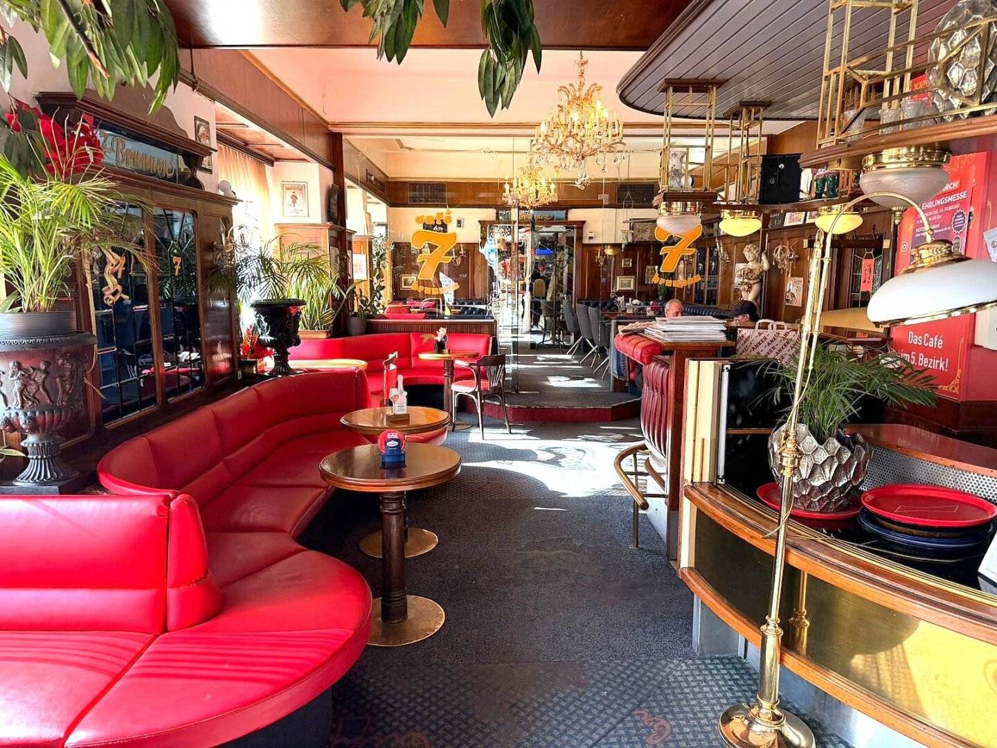 Kult-Lokal mit Geschichte: Traditionelles Wiener Kaffeehaus & Restaurant mit Schanigarten in Toplage - 1050 Wien