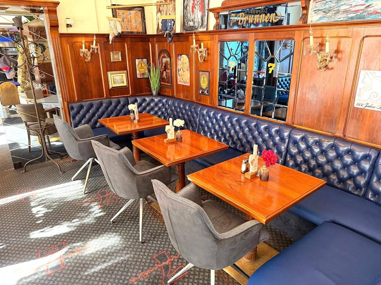 Kult-Lokal mit Geschichte: Traditionelles Wiener Kaffeehaus & Restaurant mit Schanigarten in Toplage - 1050 Wien