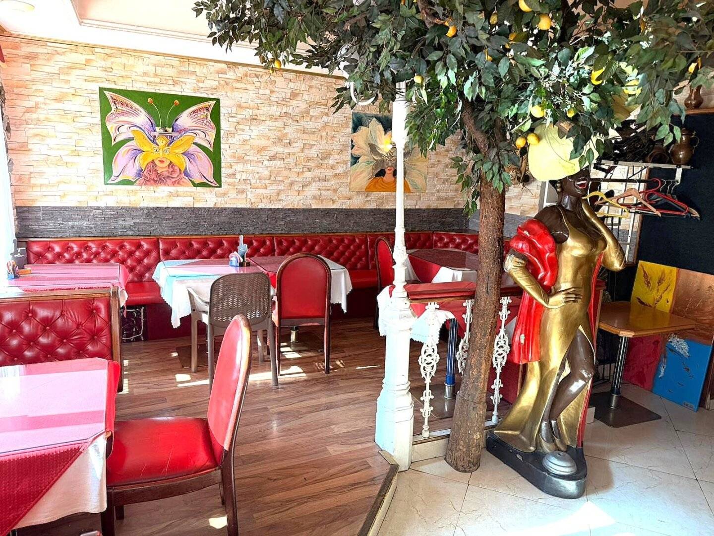 Kult-Lokal mit Geschichte: Traditionelles Wiener Kaffeehaus & Restaurant mit Schanigarten in Toplage - 1050 Wien