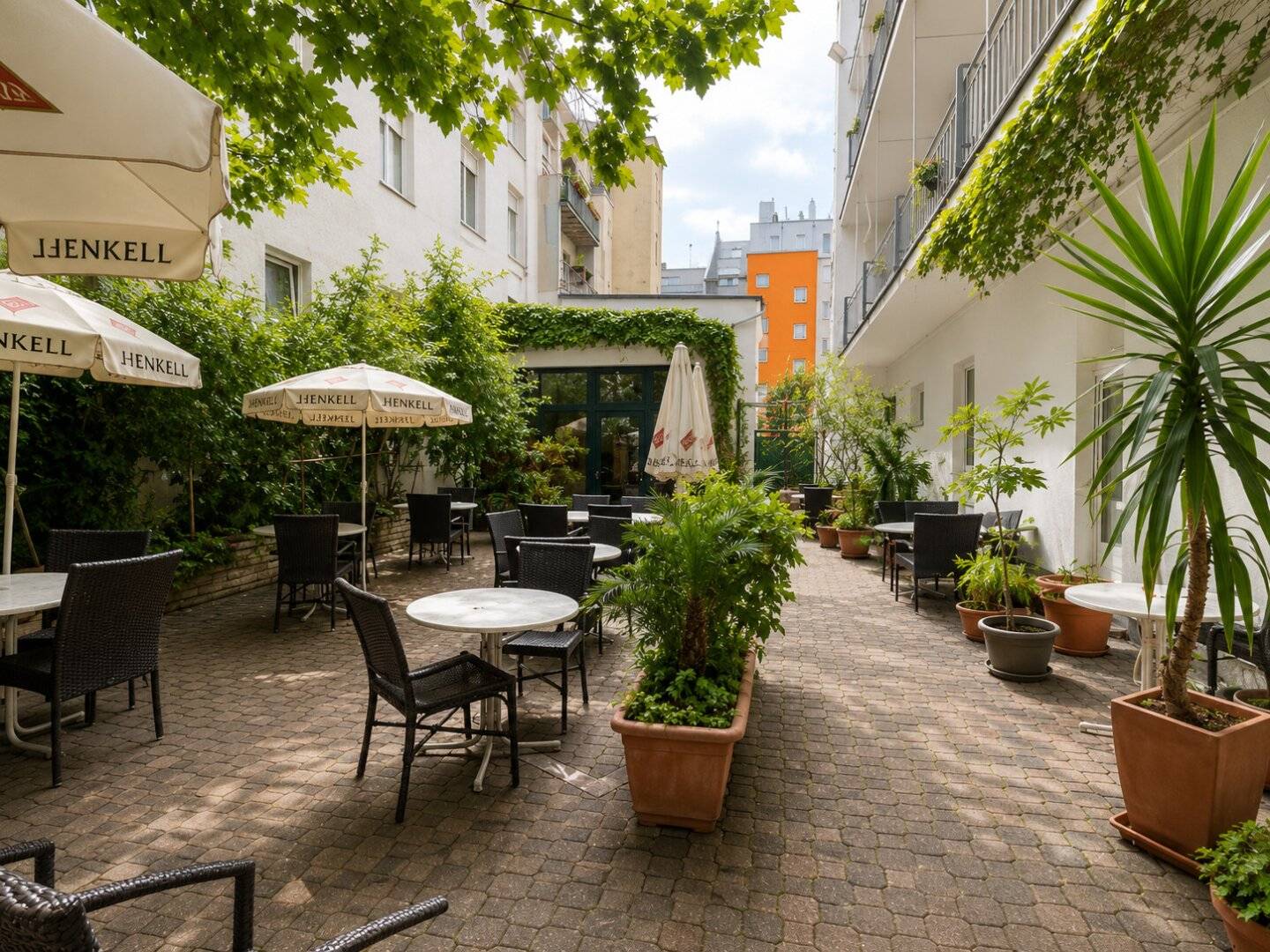 Großzügiges Gastronomielokal mit Schani- & Gastgarten nahe der Uno-City!