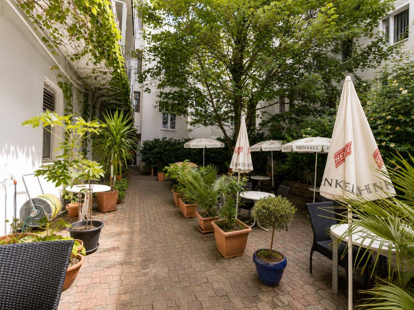 Großzügiges Gastronomielokal mit Schani- & Gastgarten nahe der Uno-City!