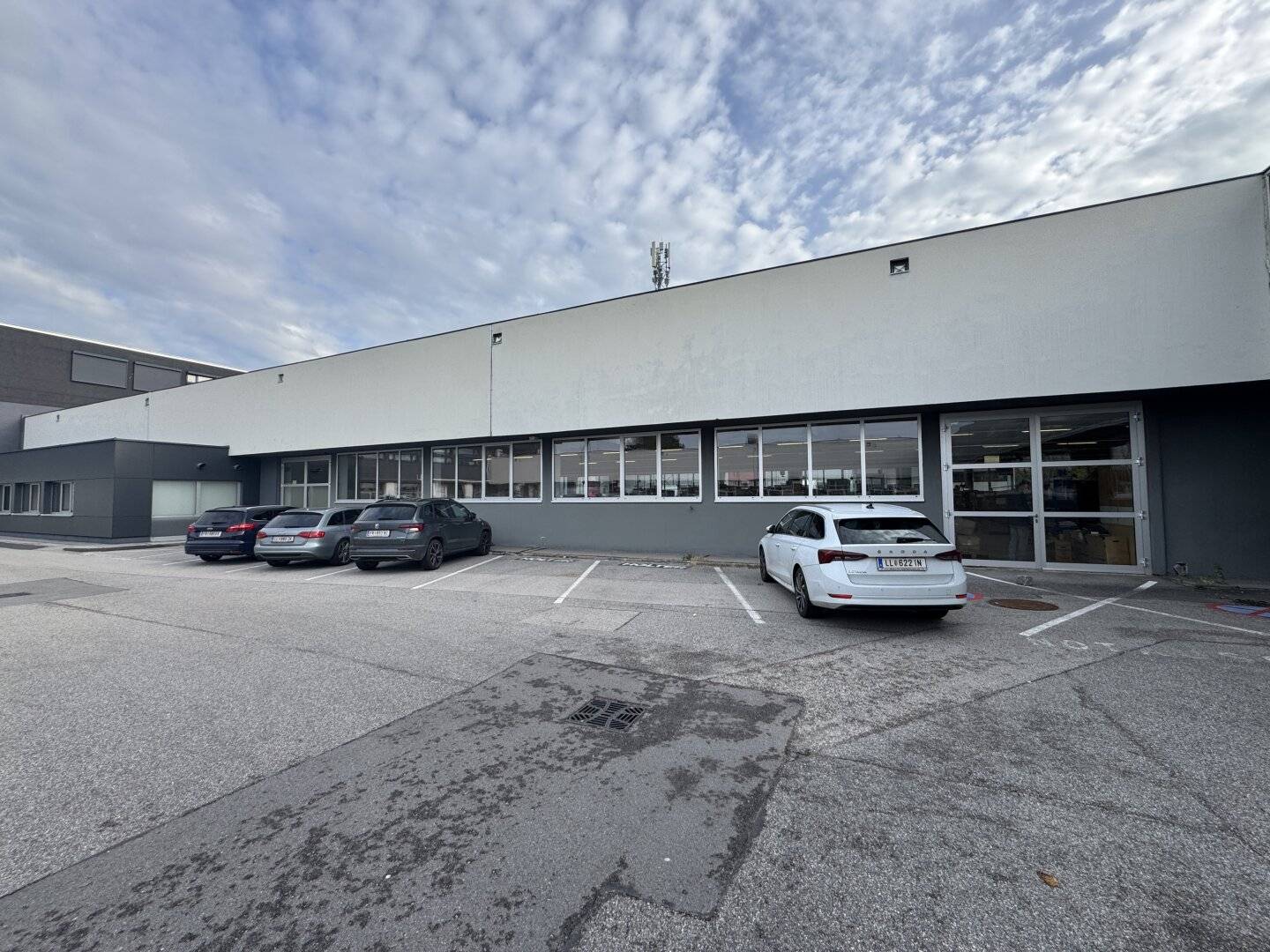 Attraktive Gewerbehalle in der Linzer Industriezeile zu vermieten