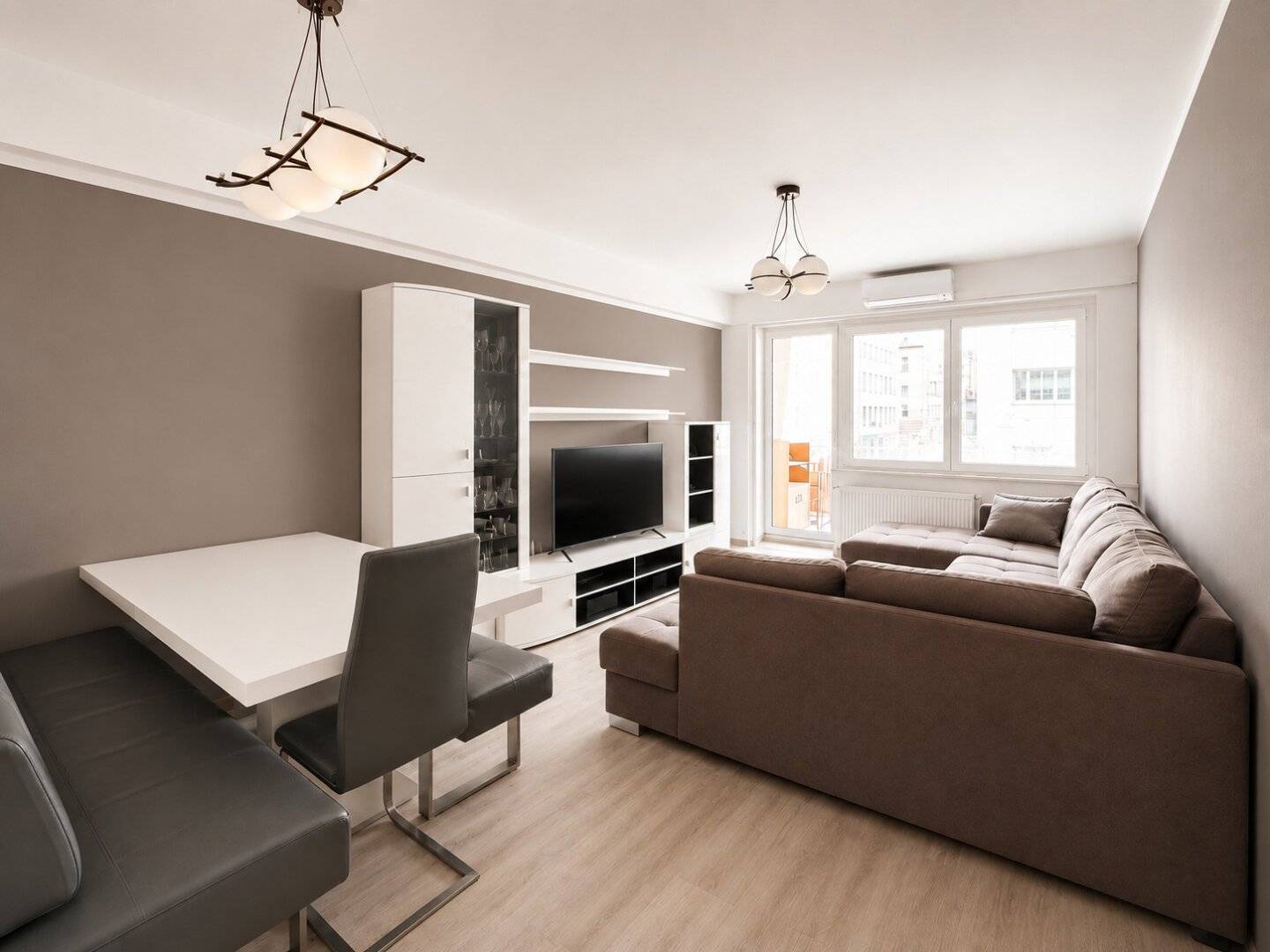 Zentrale 2-Zimmer-Wohnung mit zwei Freiflächen und Klimaanlage