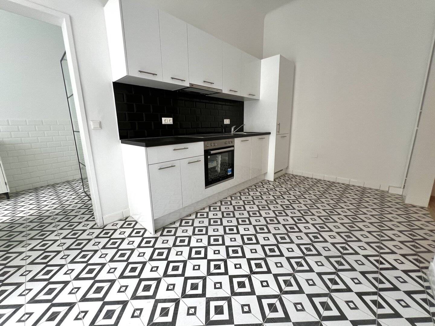 100m² Altbauwohnung: 3-Zimmer. 2 Bäder mit moderner Küche & Ausstattung
