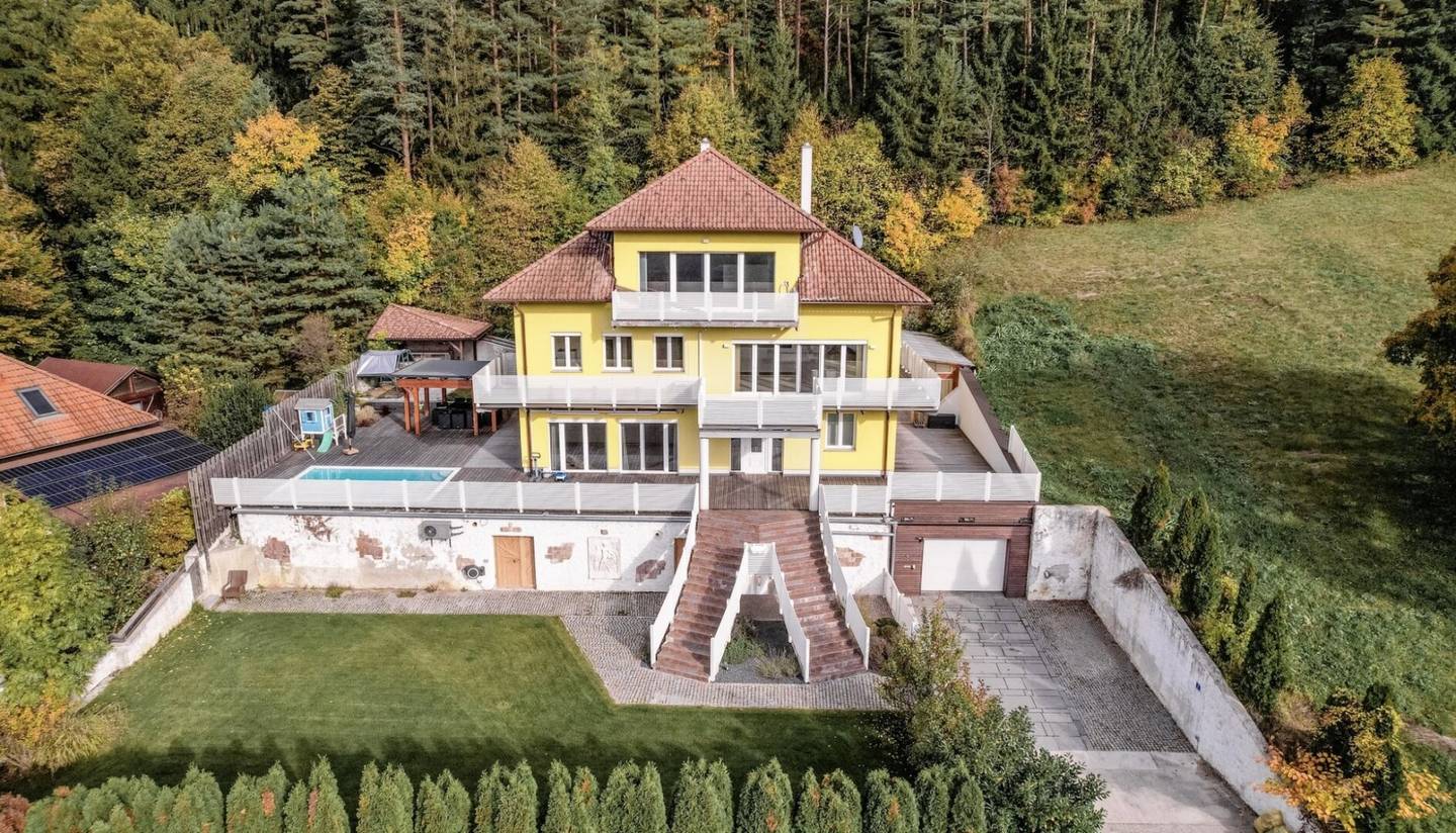 Exklusives Familienanwesen in absoluter Ruhelage - 473 m2 Wohnkomfort mit Pool, Wintergarten & großem Gartenparadies