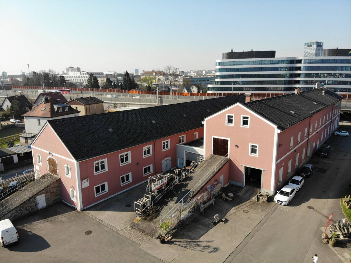 Moderne loftartige Gewerbeimmobilie mit rund 1.300m² Nutzfläche über 2 Ebenen mit 30 Parkplätzen in 4020 Linz