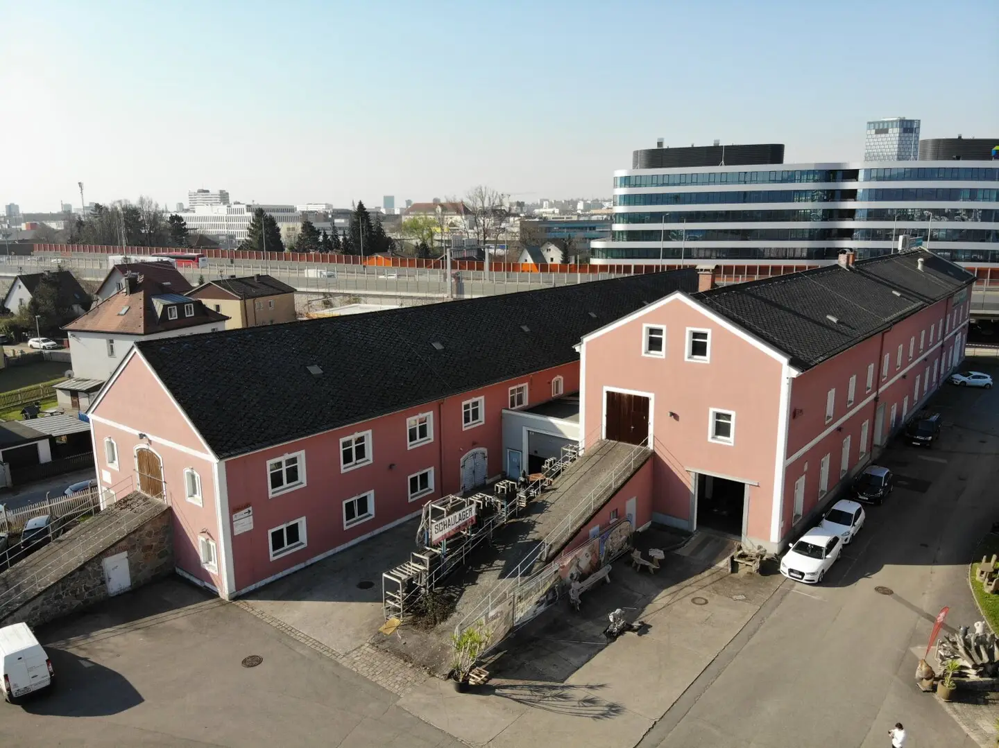 Moderne loftartige Gewerbeimmobilie mit rund 1.300m² Nutzfläche über 2 Ebenen mit 30 Parkplätzen in 4020 Linz