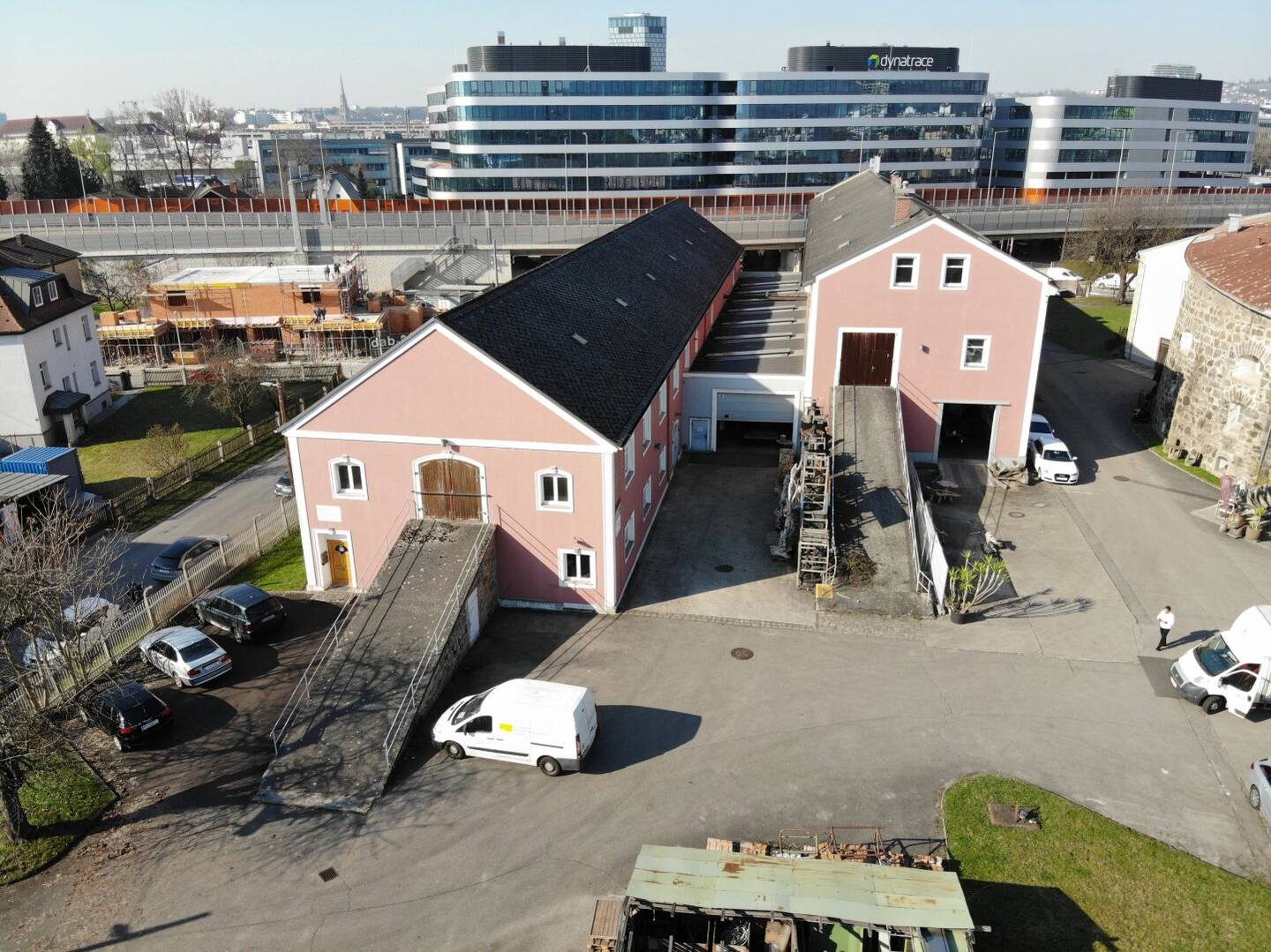 Moderne loftartige Gewerbeimmobilie mit rund 1.300m² Nutzfläche über 2 Ebenen mit 30 Parkplätzen in 4020 Linz