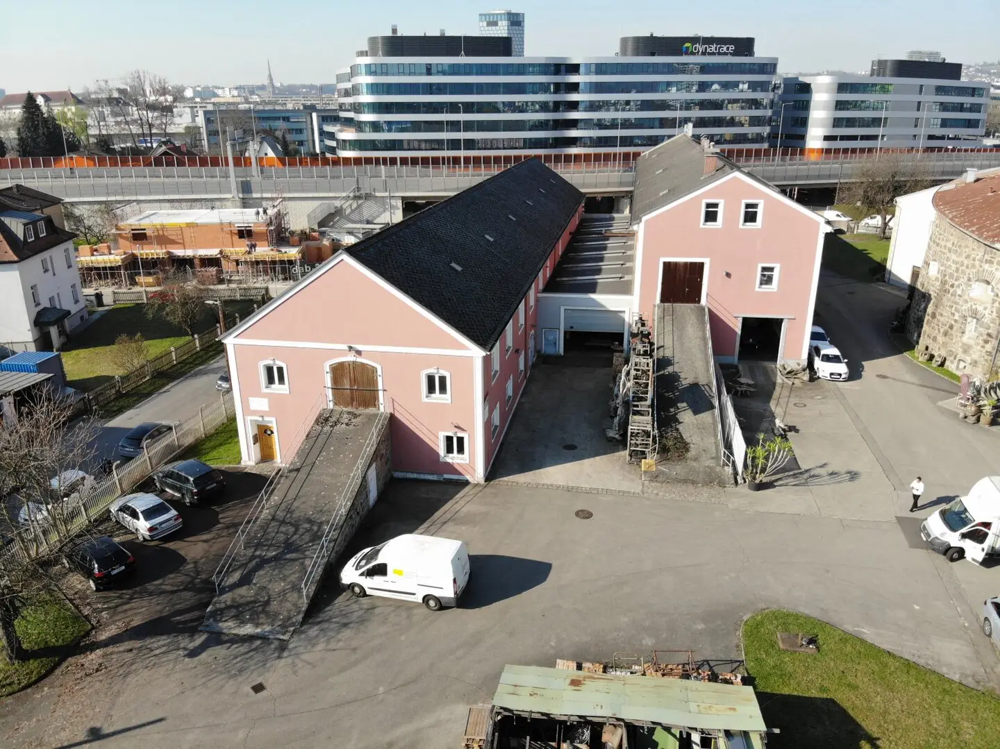 Moderne loftartige Gewerbeimmobilie mit rund 1.300m² Nutzfläche über 2 Ebenen mit 30 Parkplätzen in 4020 Linz