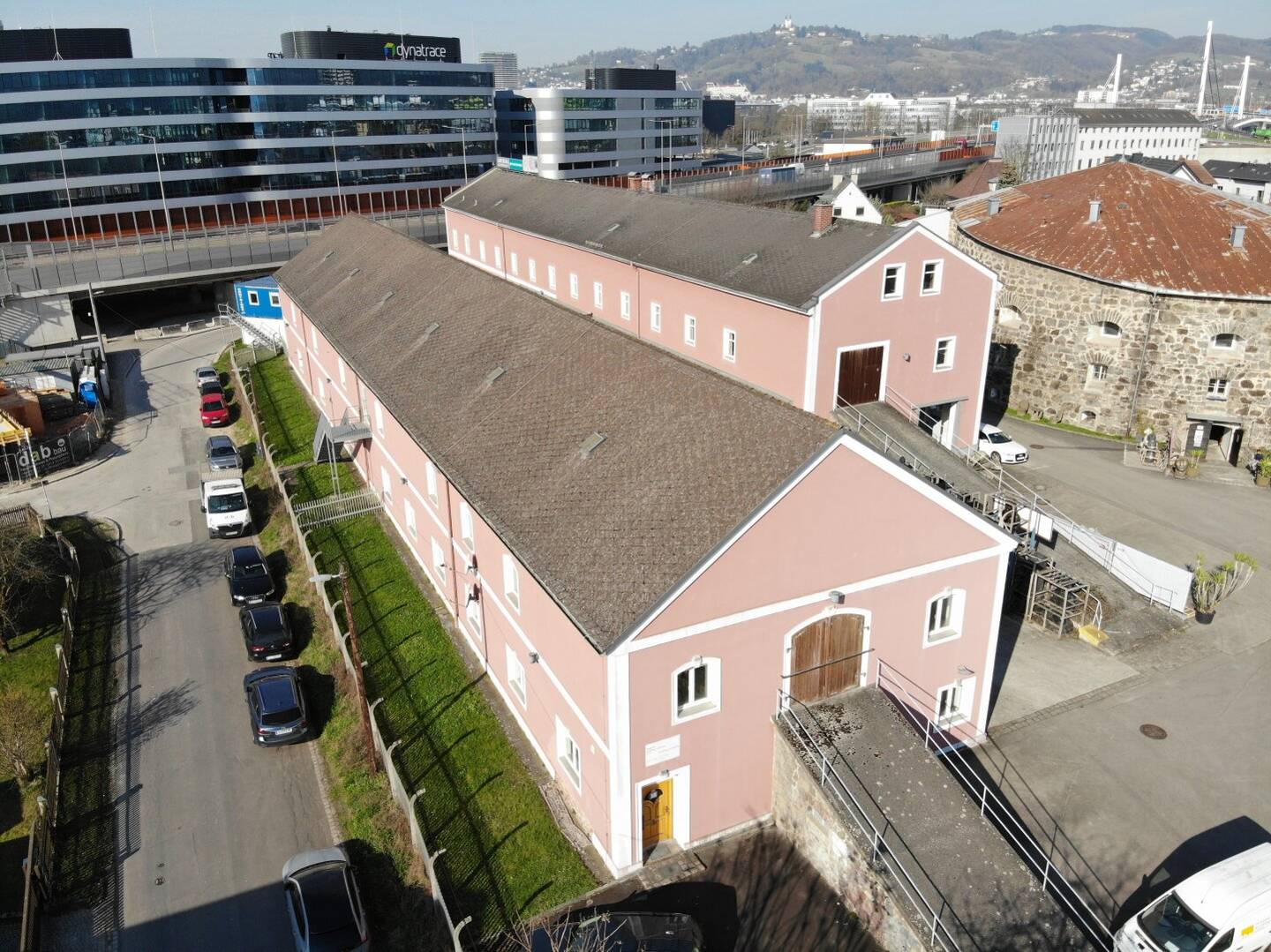Moderne loftartige Gewerbeimmobilie mit rund 1.300m² Nutzfläche über 2 Ebenen mit 30 Parkplätzen in 4020 Linz