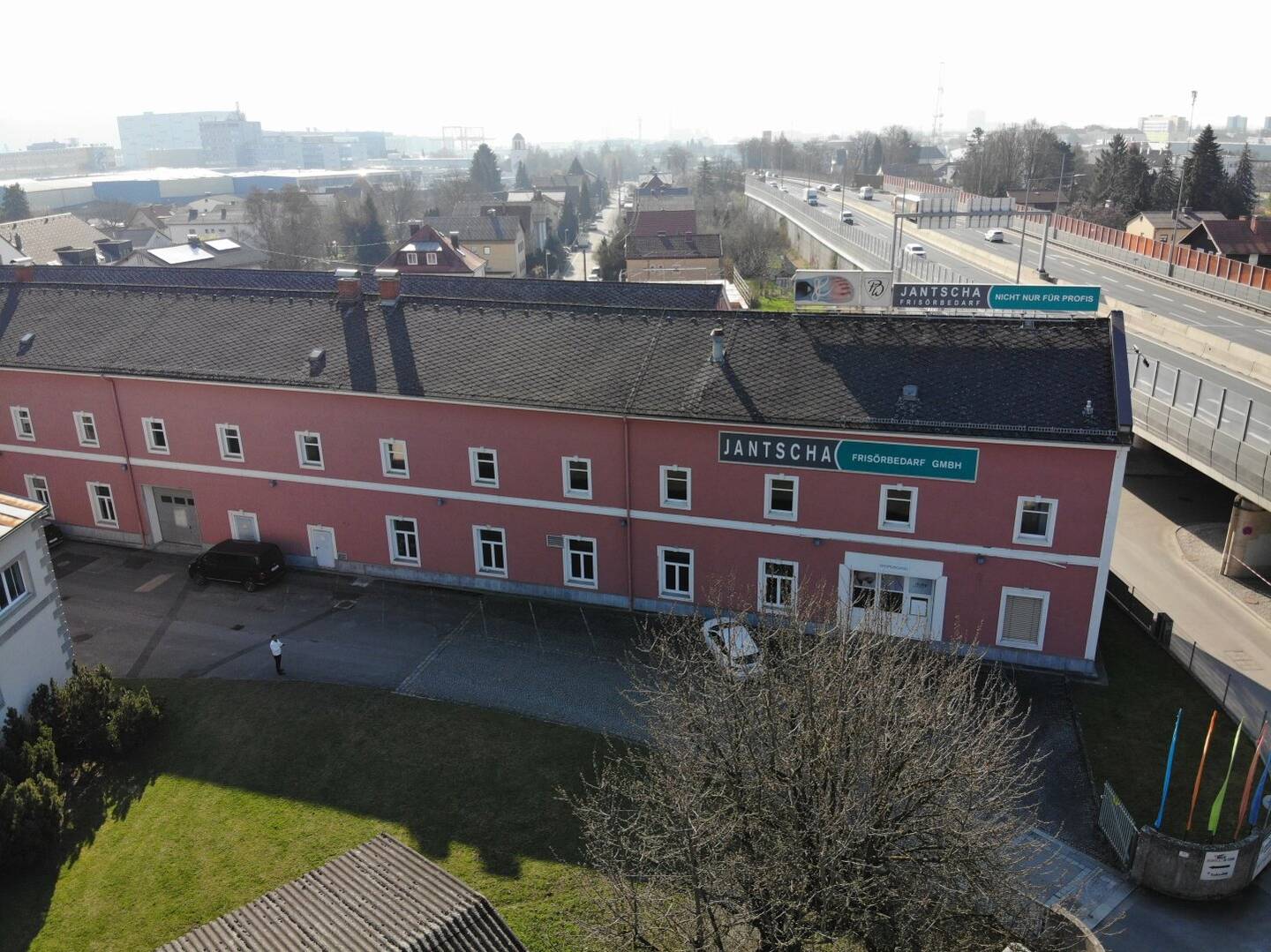 Moderne loftartige Gewerbeimmobilie mit rund 1.300m² Nutzfläche über 2 Ebenen mit 30 Parkplätzen in 4020 Linz