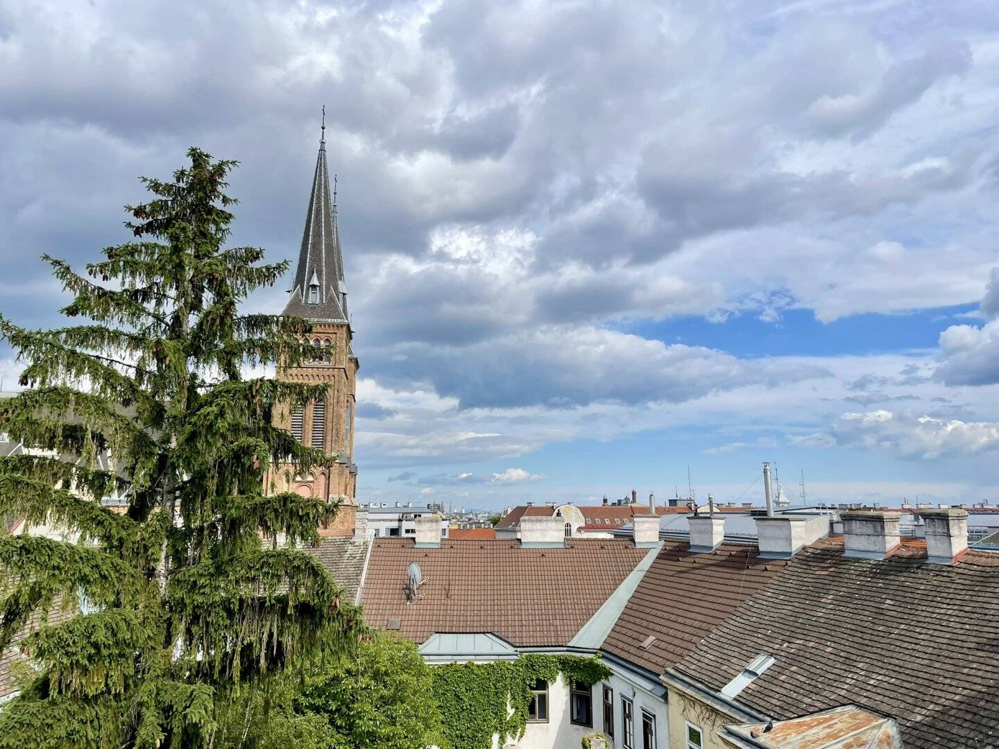 Rohdachboden mit Aussicht und Potenzial nähe U3