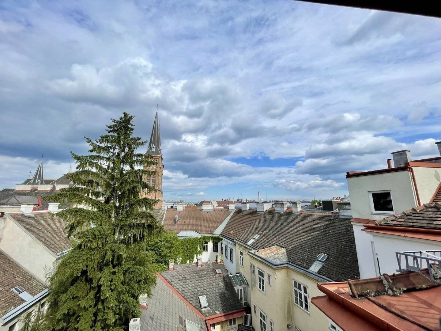 Rohdachboden mit Aussicht und Potenzial nähe U3
