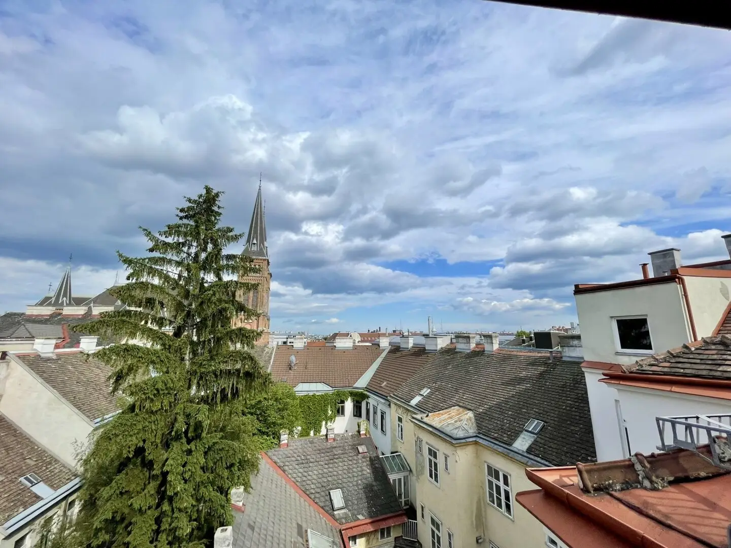 Rohdachboden mit Aussicht und Potenzial nähe U3
