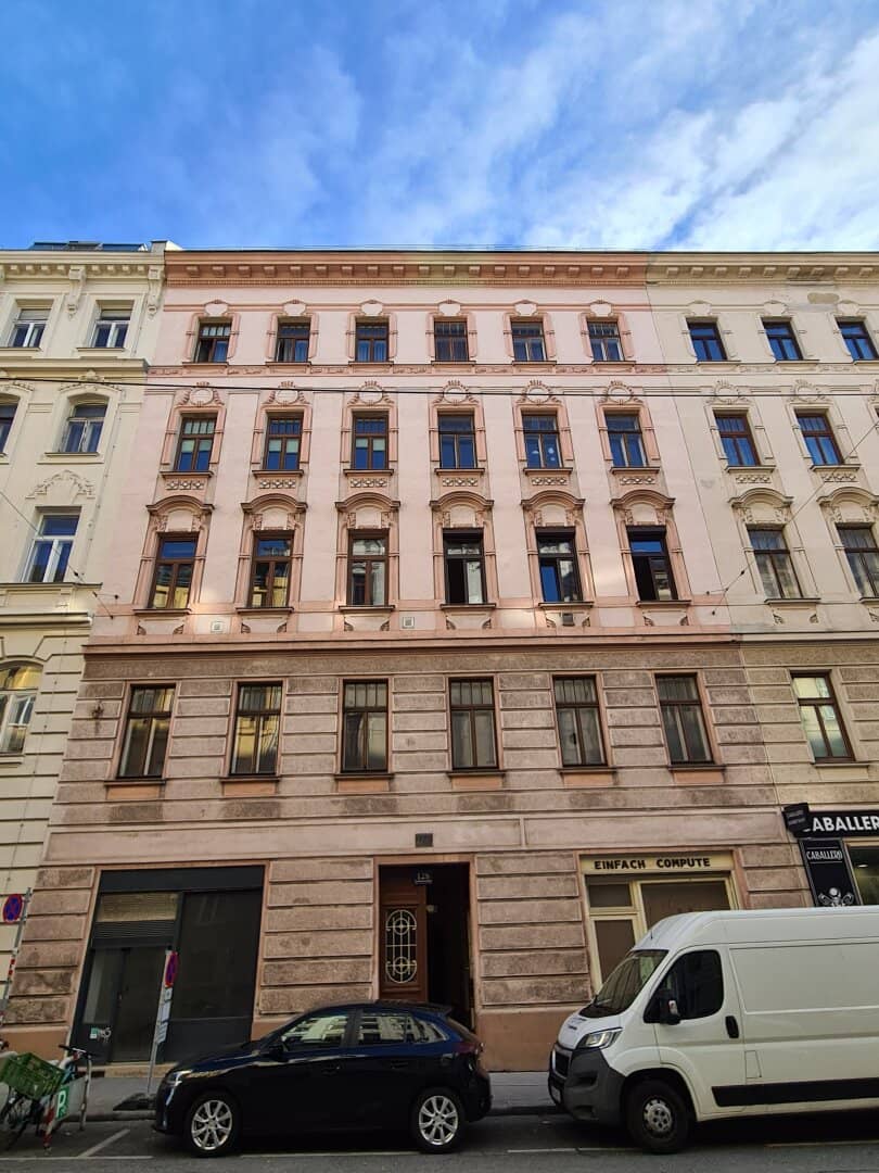 Helle Altbau-Garconniere | 3. Stock | U-Bahn