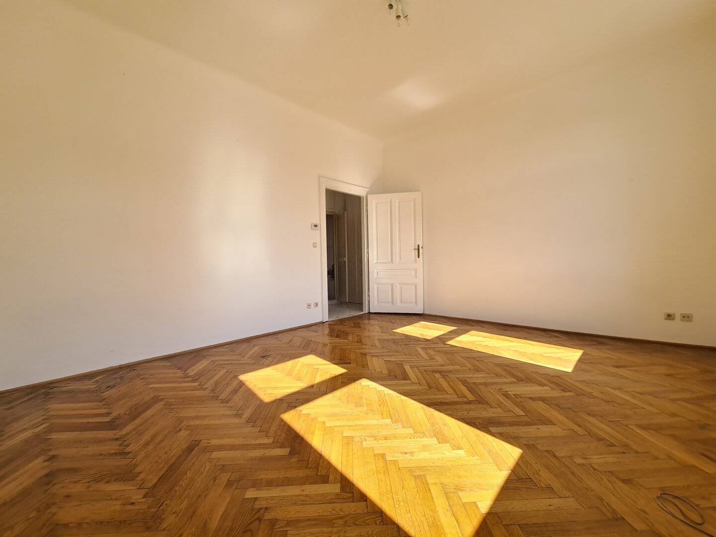 Helle Altbau-Garconniere | 3. Stock | U-Bahn