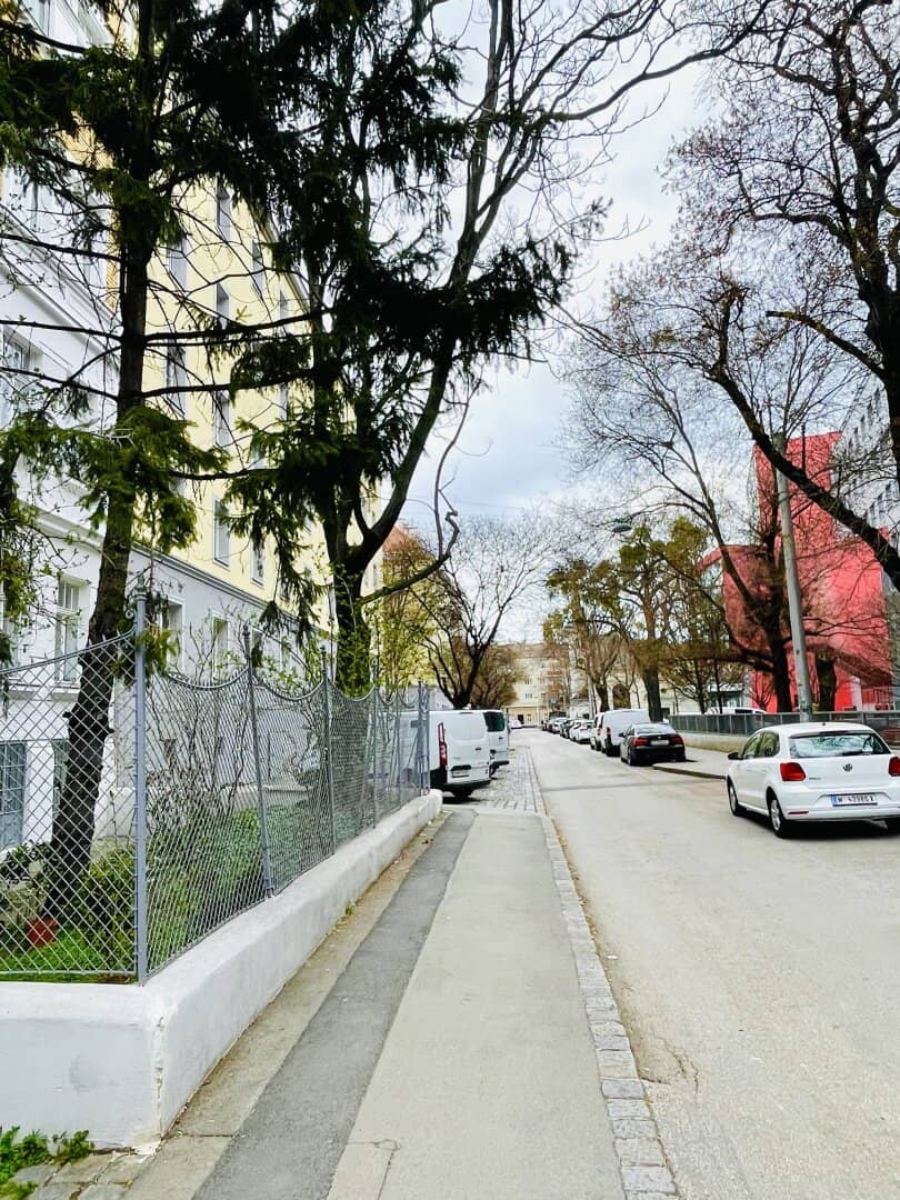 Old building charm, newly renovated one room apartment with a possible balcony near Landstraße