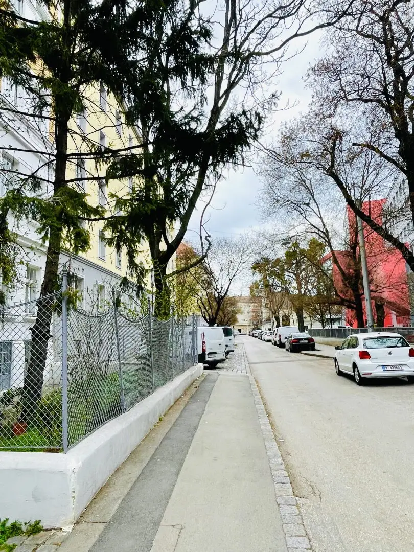 Old building charm, newly renovated one room apartment with a possible balcony near Landstraße